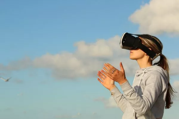 femme portant un casque de réalité virtuelle