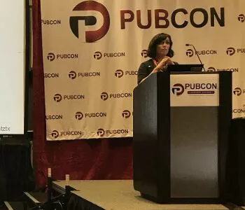 Katy Katz hablando en Pubcon