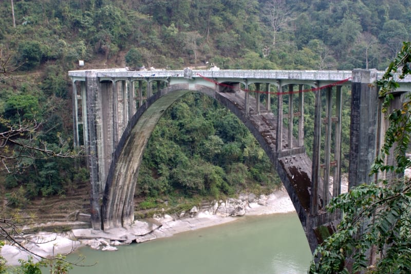 Un pont en décomposition sur une rivière via Wikimedia Commons