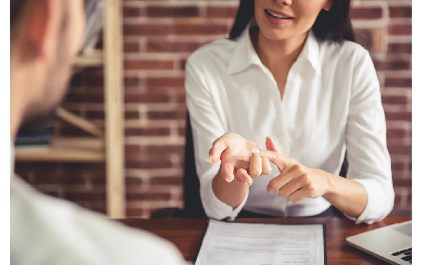 cuáles son los requisitos de las cookies sobre el uso de cookies una mujer enumera todos los requisitos necesarios para cumplir con las leyes de cookies