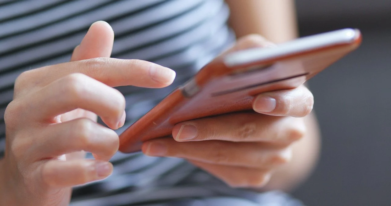 Frau mit Smartphone