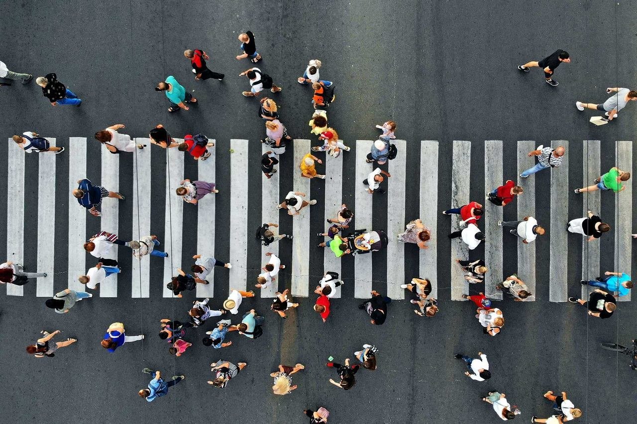 multidão de pessoas na rua