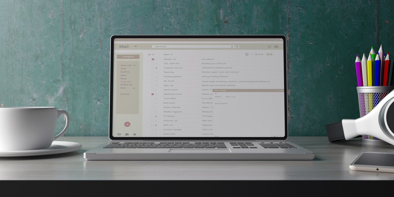 laptop dengan daftar email di layar