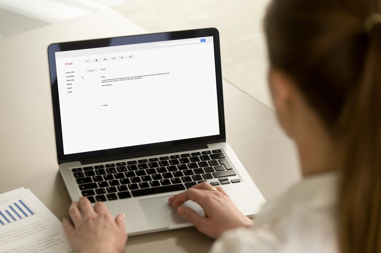 mujer escribiendo correo electrónico en la computadora portátil