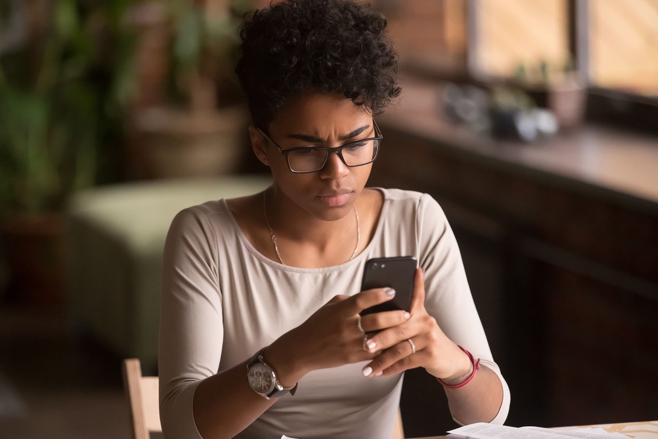 mulher de cliente preocupada segurando seu celular