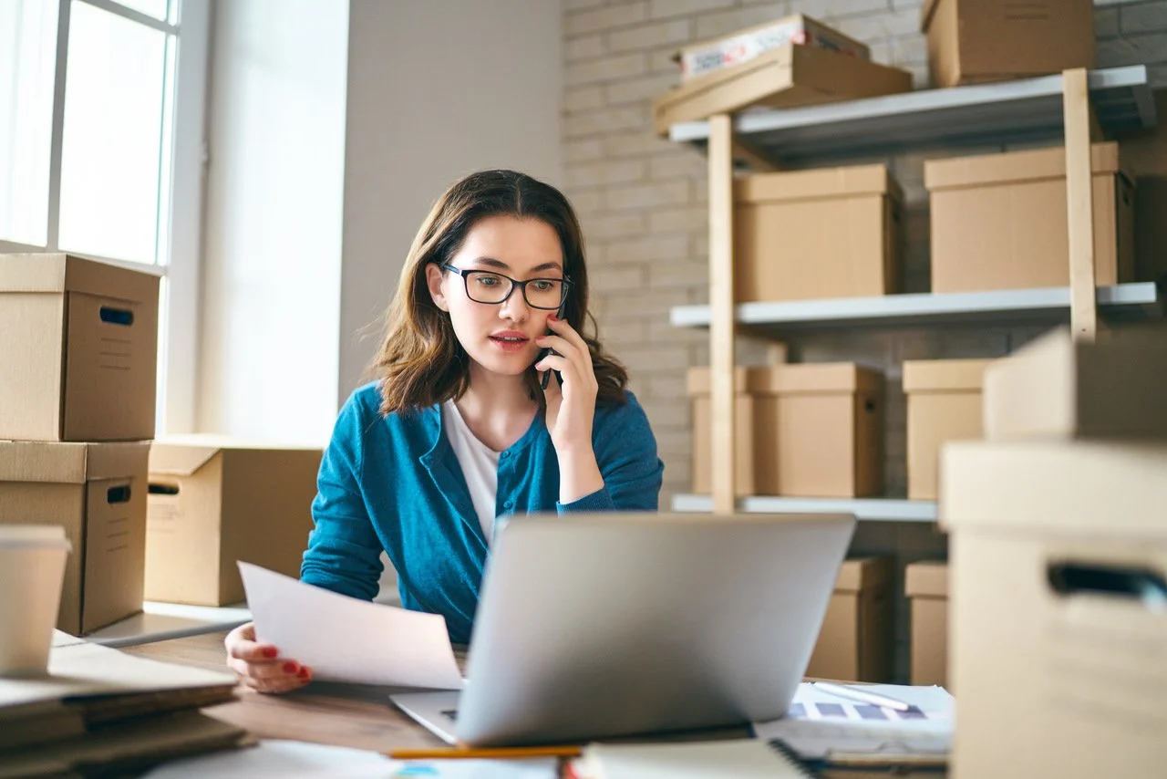 femme qui dirige une boutique en ligne