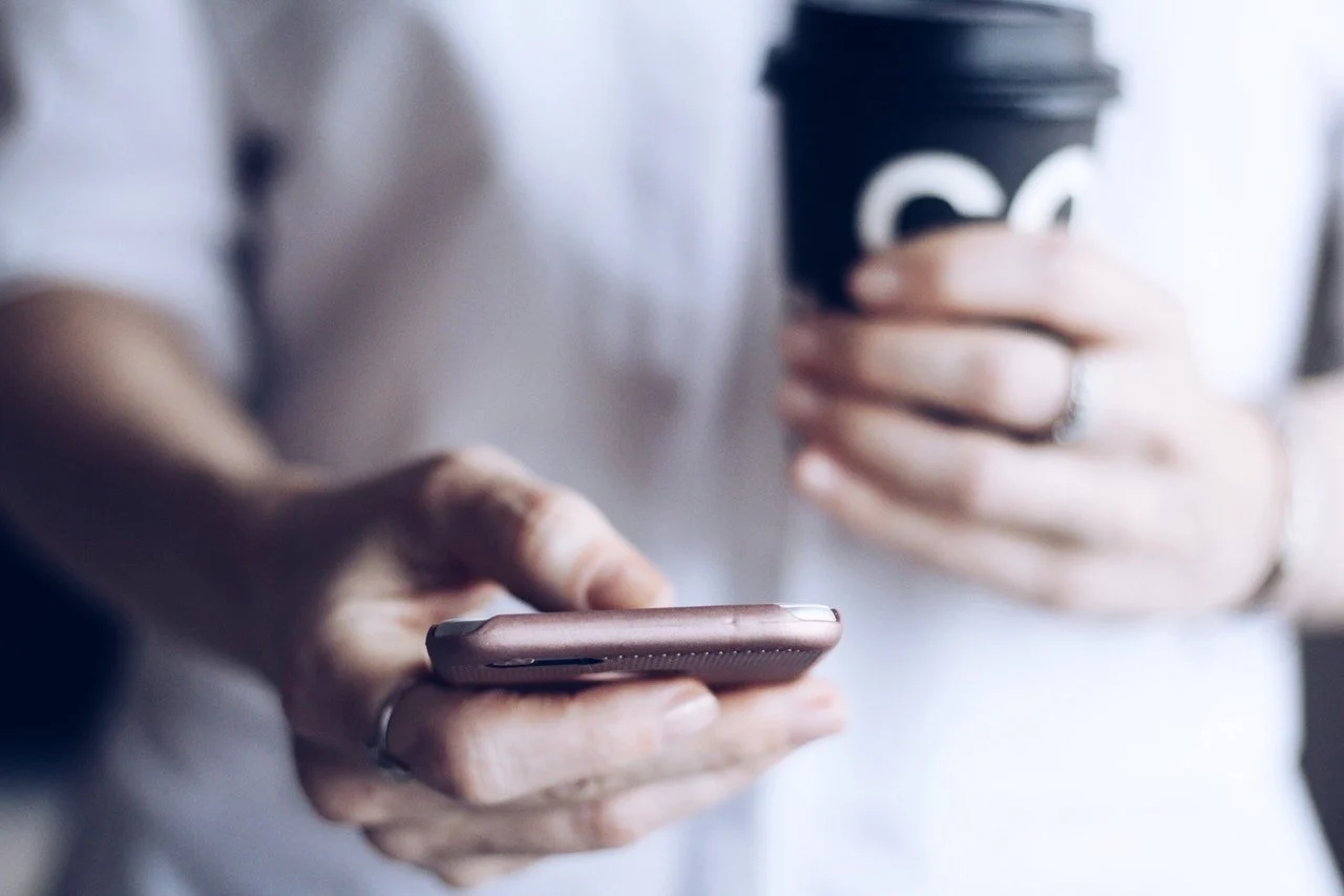 femme utilisant un smartphone