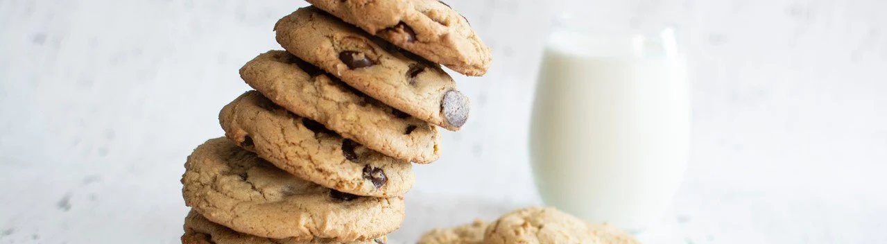 biscotti impilati con un bicchiere di latte