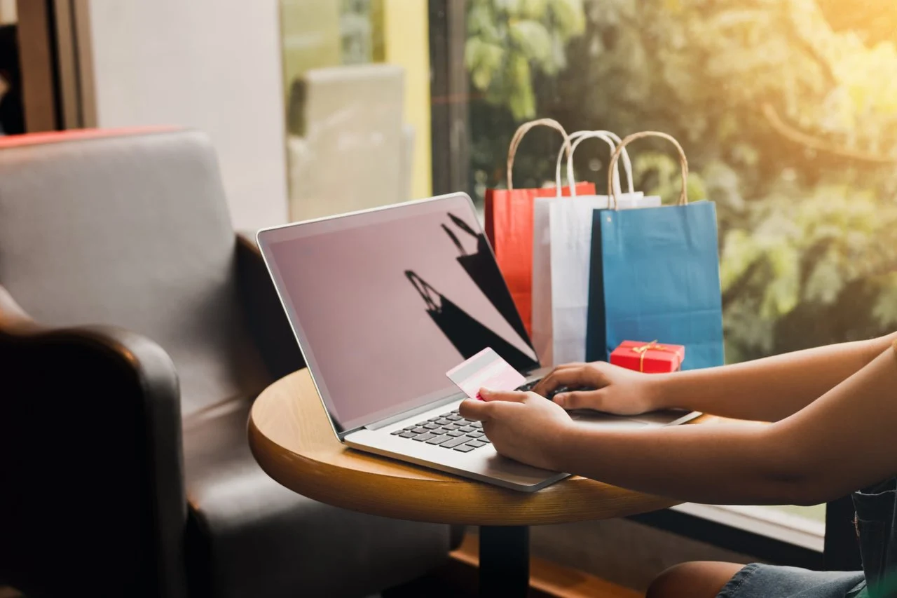 mujer comprando en línea en un café