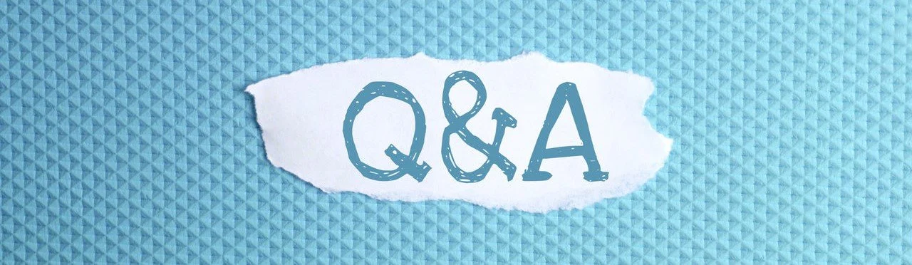 podarty papier z napisem Q&A