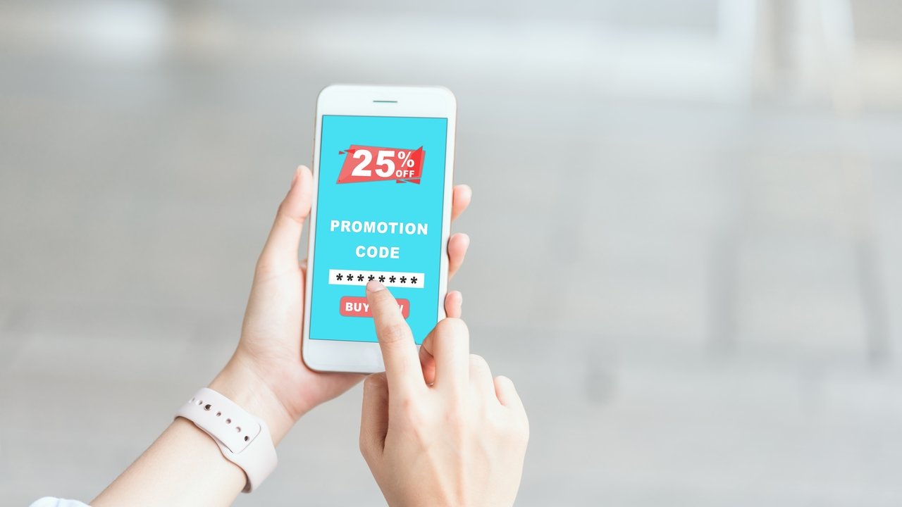 femmes saisissant un code promo sur mobile