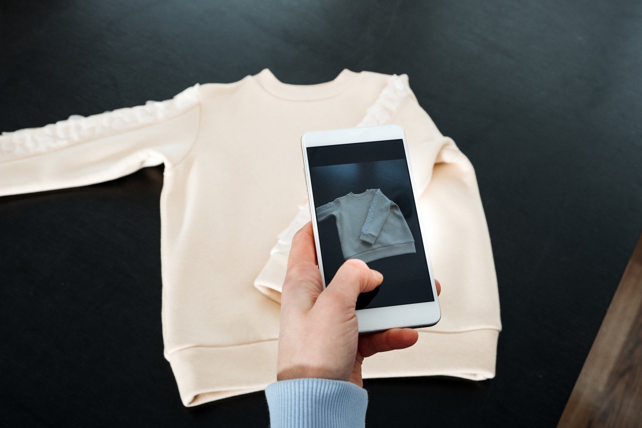 hombre tomando una foto de producto con su teléfono inteligente