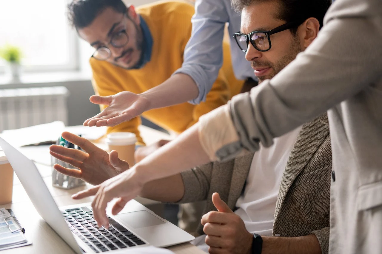 Kollegen diskutieren im Büro über das Design von Ladeseiten