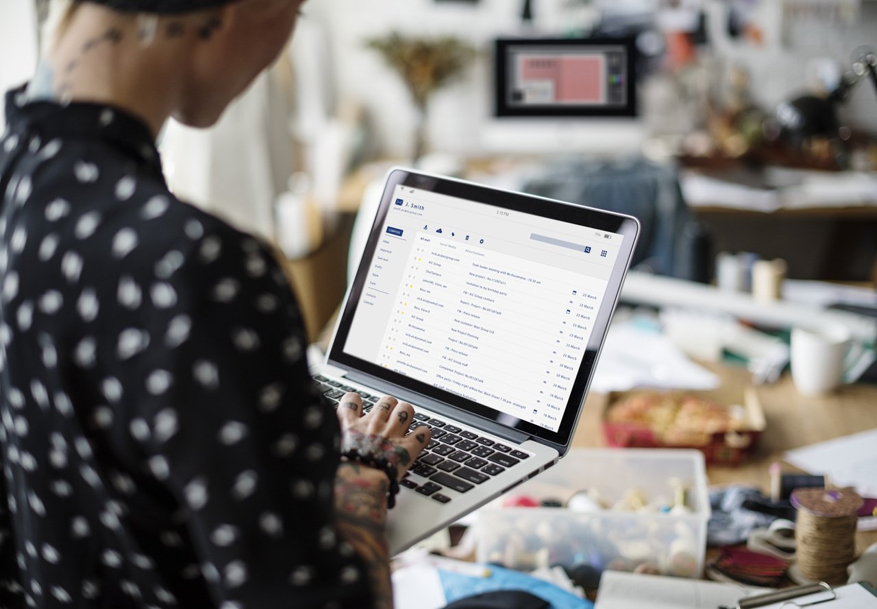 mulher de negócios olhando para uma caixa de entrada de e-mail