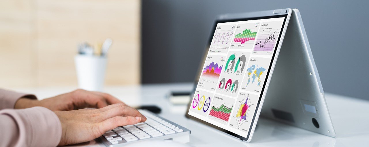 mujer revisando métricas kpi de comercio electrónico