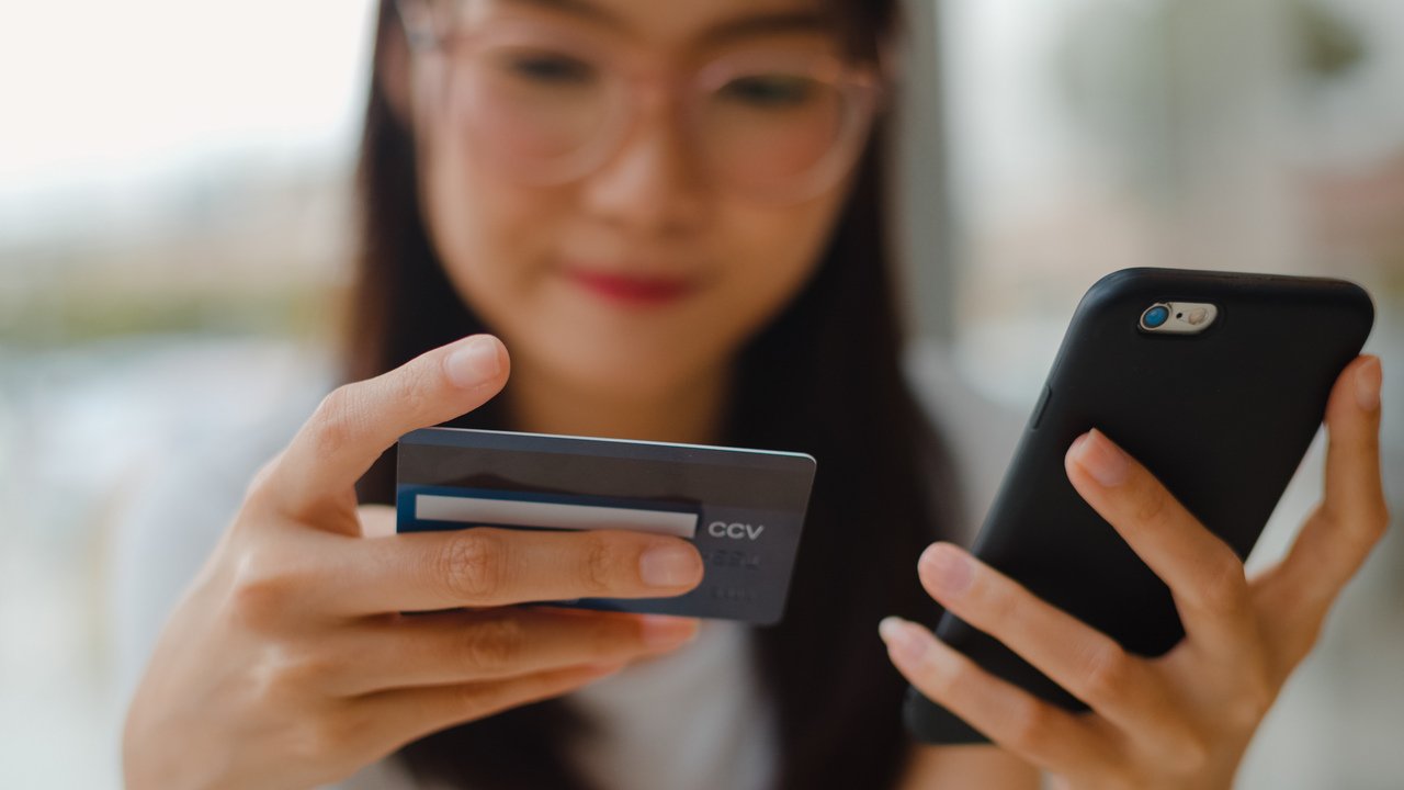 mulher fazendo compra no celular