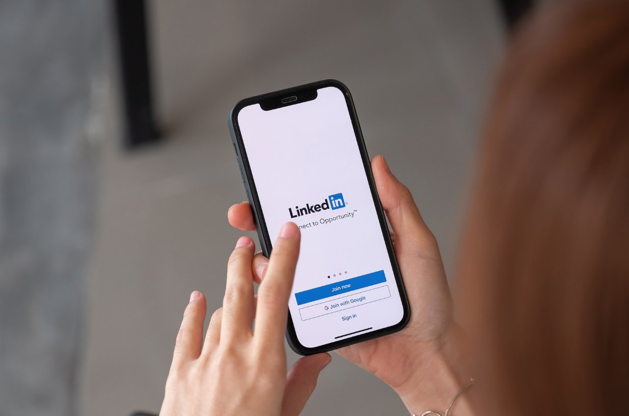 femme utilisant Linkedin sur mobile