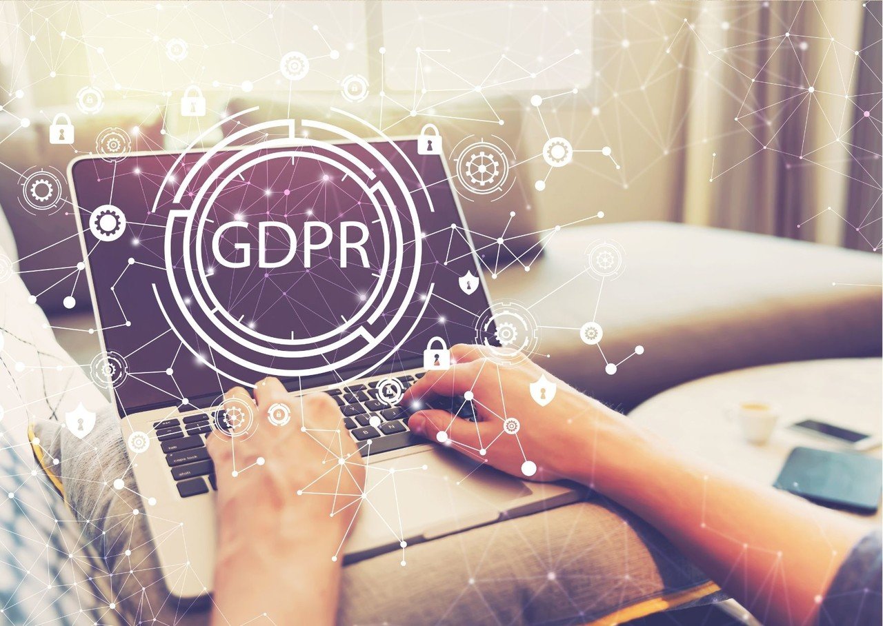 utilisateur lié au gdpr tapant sur son ordinateur portable