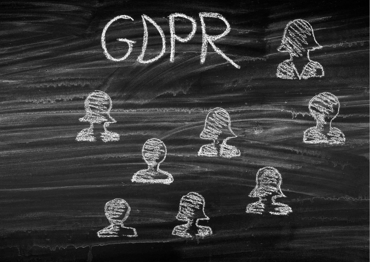 칠판에 그려진 gdpr 쿠키 동의 사람들