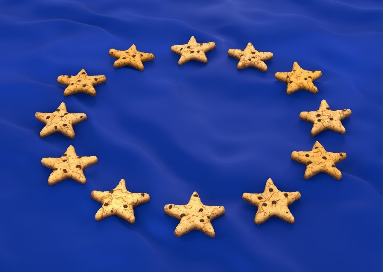 i biscotti a forma di stella formano un cerchio sulla bandiera blu associata al colore dell'unione europea