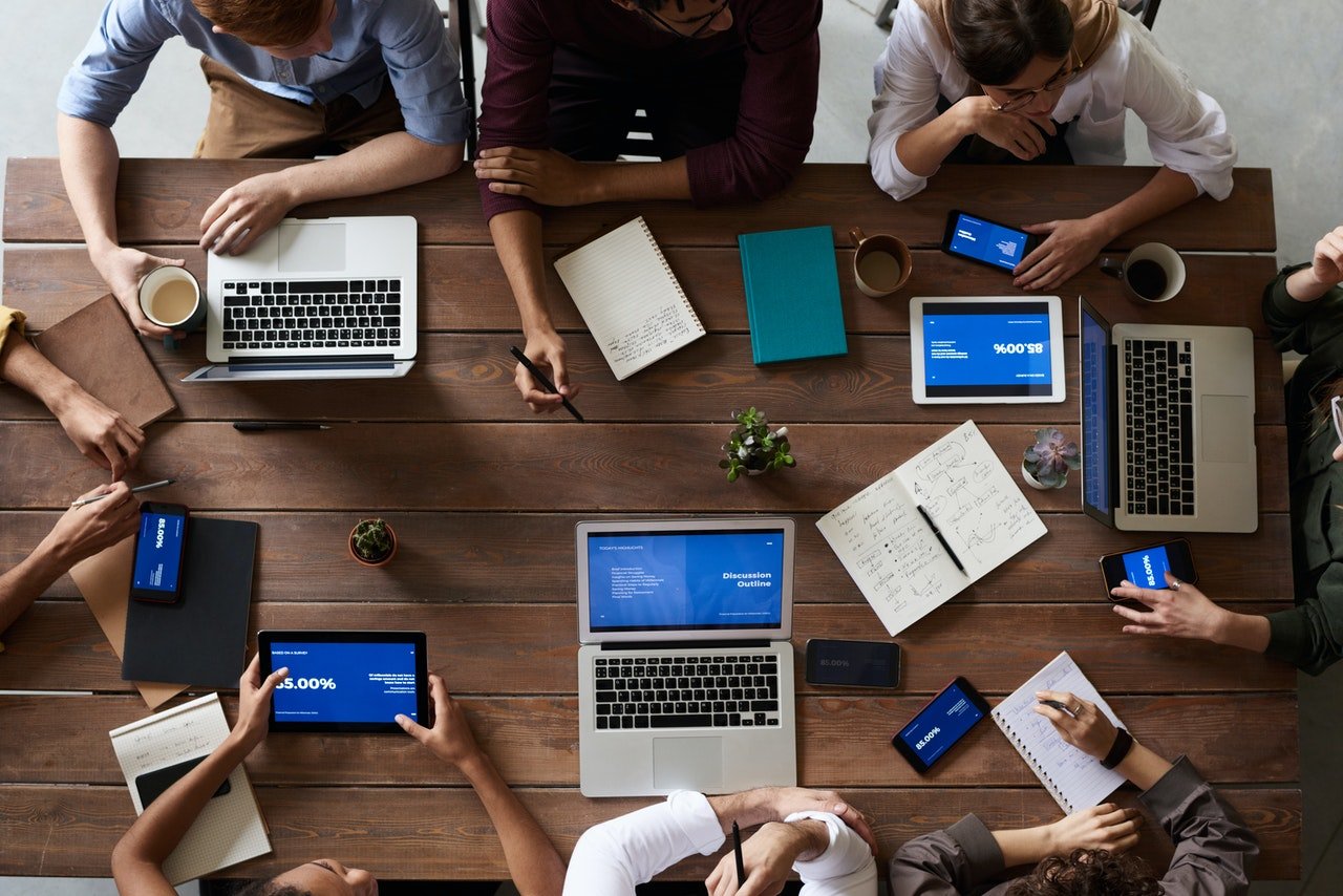 colleghi che lavorano insieme con i laptop