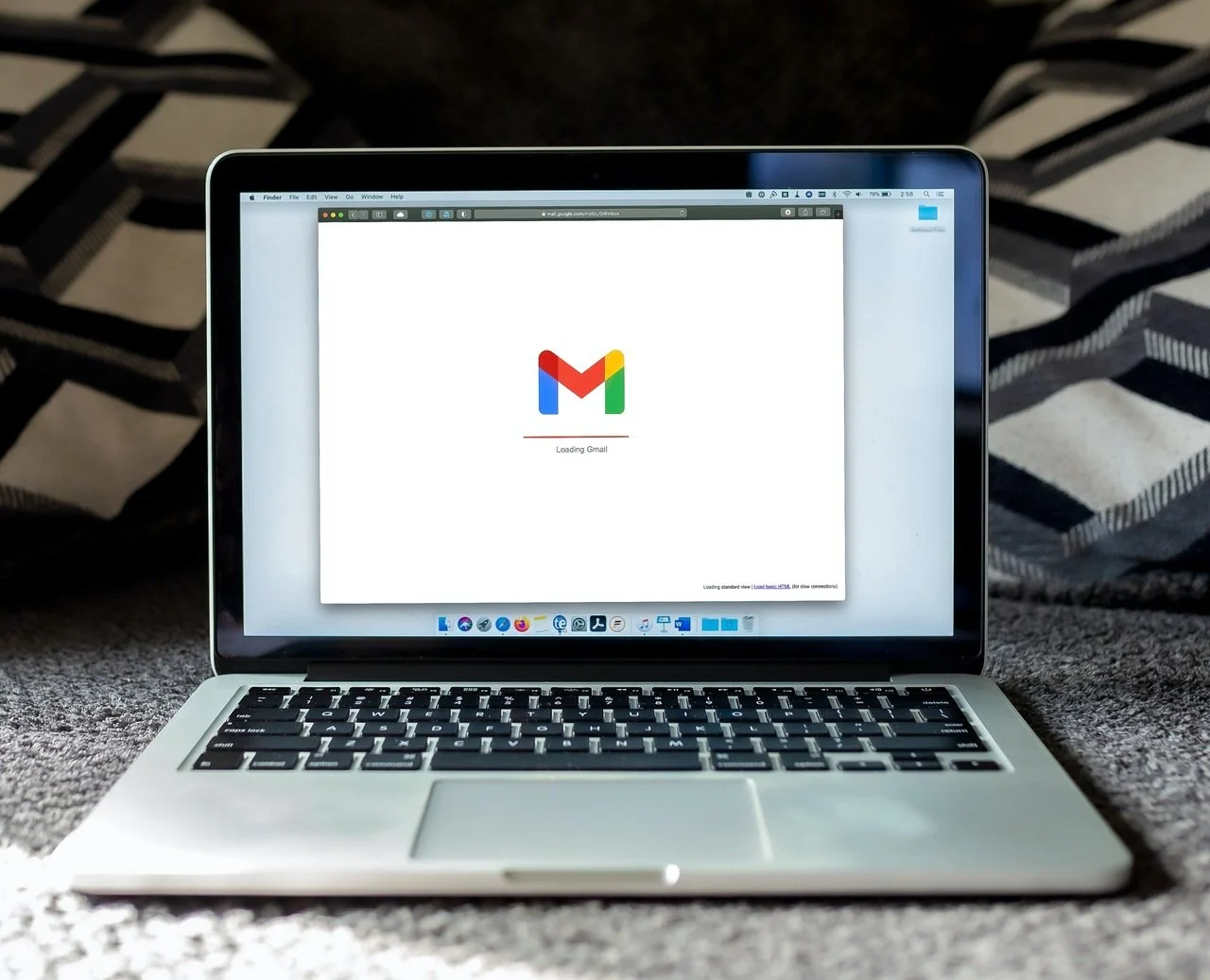 Google Mail-Logo auf dem PC-Bildschirm mit einer Ladeseite