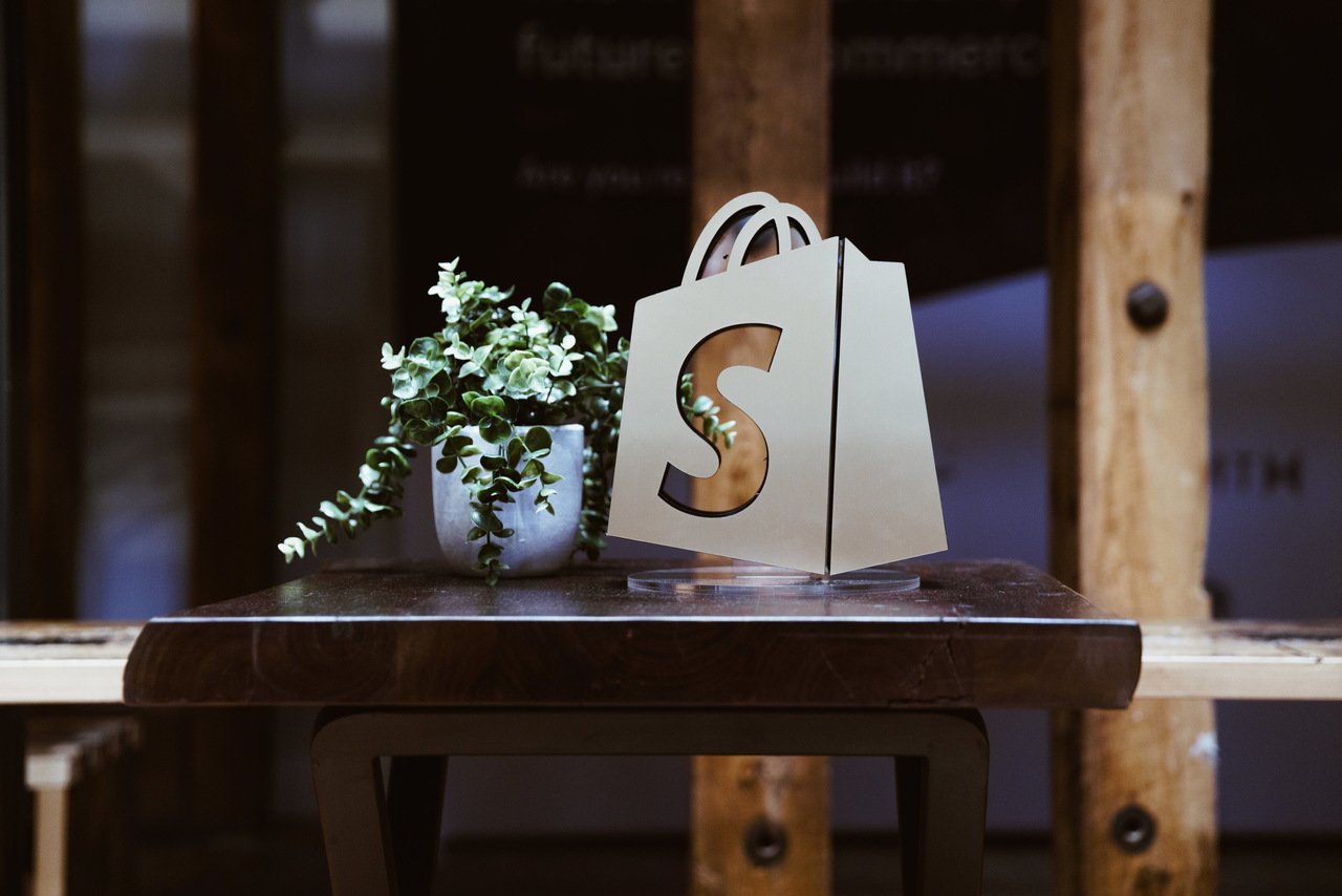 un sac avec un logo shopify dessus et la plante