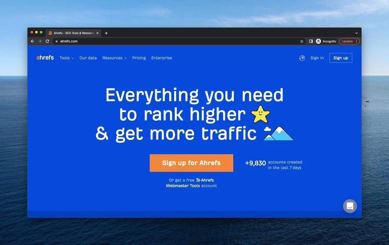 Ahrefs Webseite als „above the fold“-Beispiel auf blauem Hintergrund, Motto und leuchtendem Stern