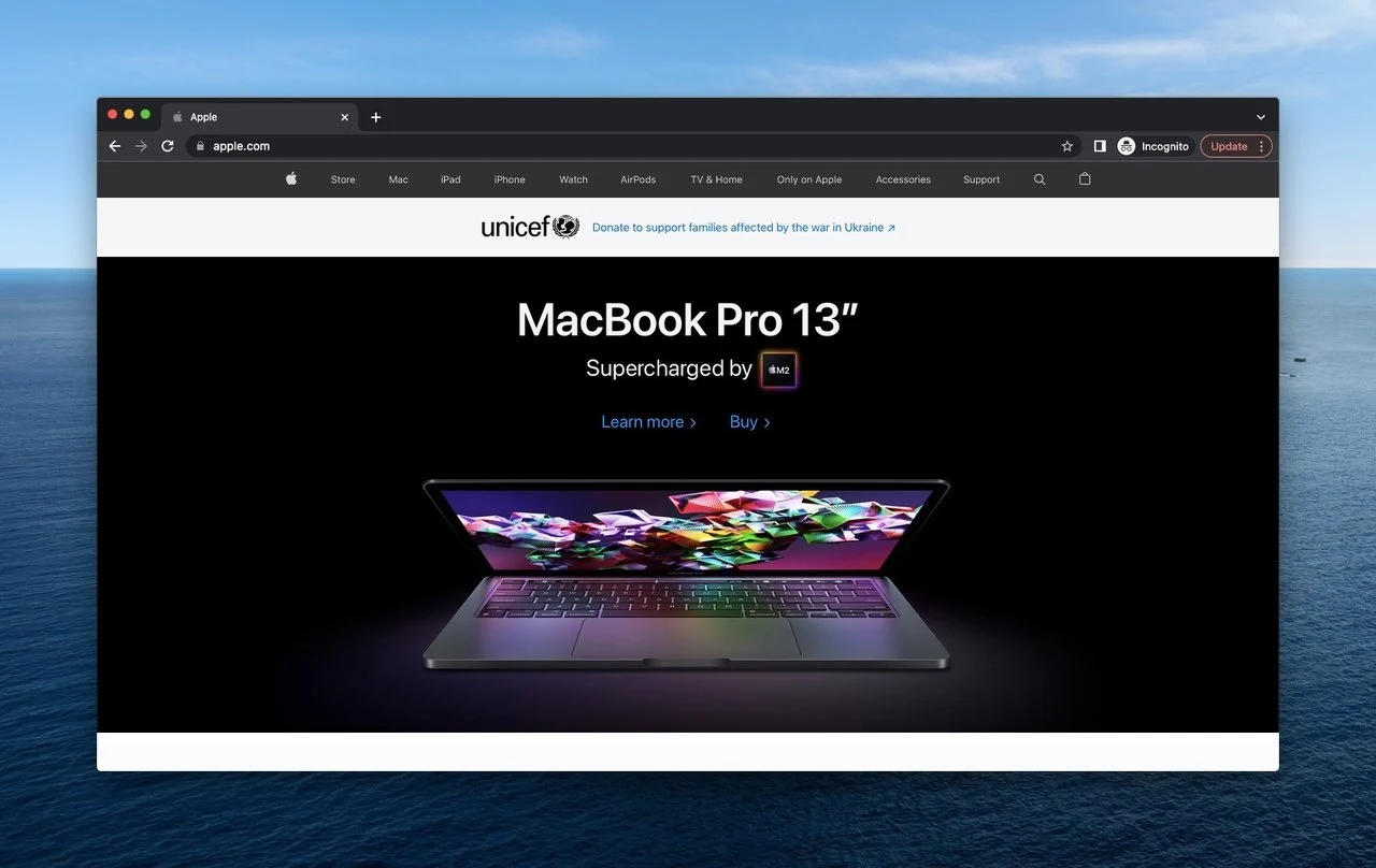 Die Apple-Webseite als „above the fold“-Beispiel ist mit einem Bild des Macbook Pro 13 auf schwarzem Hintergrund angegeben