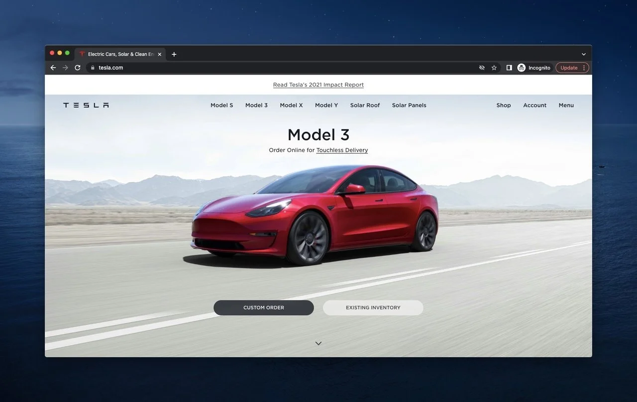 новая Tesla Model 3 на дороге